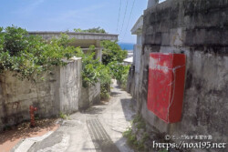 高台から見る海と路地-佐良浜集落