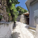 急斜面に伸びる路地-佐良浜集落