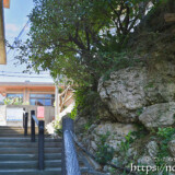 路地の脇にある岩とガジュマル-佐良浜集落