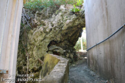 岩の下を通る路地-佐良浜集落