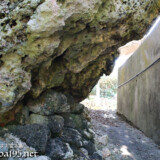 路地に覆い被さる岩-佐良浜集落