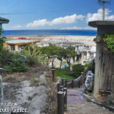 高台から見る海と路地-佐良浜集落