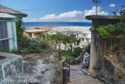 高台から見る海と路地-佐良浜集落