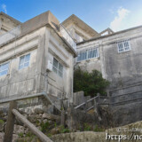急斜面に建つ異国風の家々-佐良浜集落