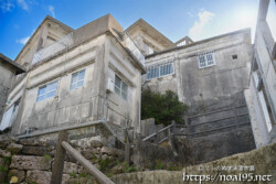 急斜面に建つ異国風の家々-佐良浜集落