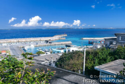 高台から見る海と漁港-佐良浜漁港