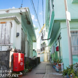 カラフルな建物が並ぶ路地-佐良浜集落