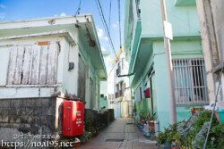 カラフルな建物が並ぶ路地-佐良浜集落