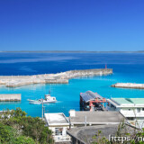 高台から見る海と漁港-佐良浜漁港