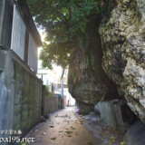 路地にはみ出した岩-佐良浜集落