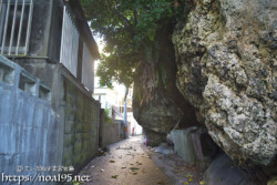 路地にはみ出した岩-佐良浜集落