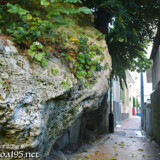 路地にはみ出した岩-佐良浜集落