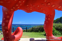 来間島「タコ公園」のタコと青い海