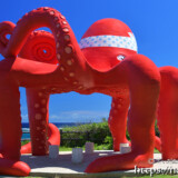 来間島「タコ公園」のタコと青い海