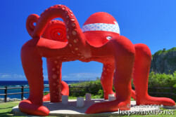 来間島「タコ公園」のタコと青い海