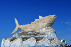 池間島「カツオ公園」のカツオ