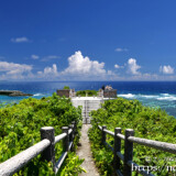 珊瑚礁の海と展望台へ続く遊歩道-インギャーマリンガーデン