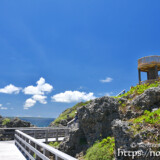 八光湾沿いの遊歩道と撤去された展望台