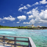 遊歩道から見る青い海と海中公園-狩俣・八光湾