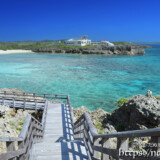 遊歩道の階段から見る八光湾と海中公園