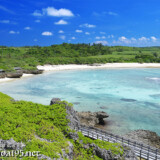 狩俣の展望台から見る八光湾の青い海（※展望台は現在撤去されています）