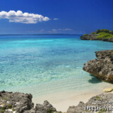 遊歩道から見る青い海-狩俣・八光湾