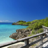 遊歩道から見る青い海-狩俣・八光湾