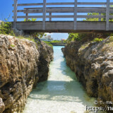 水路をまたぐ遊歩道-狩俣