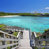 階段の先に広がる八光湾の青い海