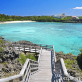 階段の先に広がる八光湾の青い海