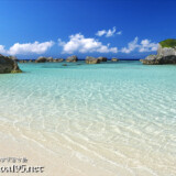 波打ち際の波紋とビーチに点在する津波石-東平安名ビーチ