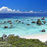 崖の上から見るビーチと点在する津波石-東平安名ビーチ