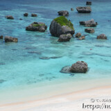 崖の上から見るビーチと点在する津波石-東平安名ビーチ