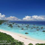 崖の上から見るビーチと点在する津波石-東平安名ビーチ