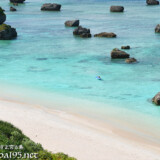 崖の上から見るビーチと点在する津波石-東平安名ビーチ