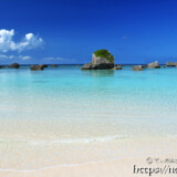 静かに寄せる波と点在する津波石-東平安名ビーチ