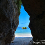 巨岩の隙間から見るビーチ-東平安名ビーチ