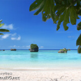 木陰から見る津波石とビーチ-東平安名ビーチ