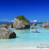 津波石の間をぬって進むカヤック-東平安名ビーチ