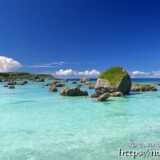 津波石の点在するビーチ-東平安名ビーチ