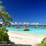 ビーチの入り口から見える津波石-東平安名ビーチ