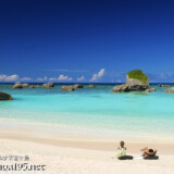 ビーチでくつろぐカップル-東平安名ビーチ