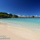 ビーチに打ち寄せる波と津波石-東平安名ビーチ