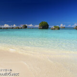 打ち寄せる波とビーチに点在する津波石-東平安名ビーチ