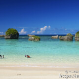 ビーチに点在する津波石-東平安名ビーチ