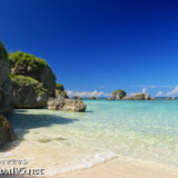 ビーチの巨岩と打ち寄せる波-東平安名ビーチ