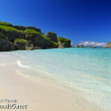 ビーチの巨岩と打ち寄せる波-東平安名ビーチ