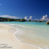 打ち寄せる波と点在する津波石-東平安名ビーチ