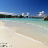 ビーチの波打ち際と点在する津波石-東平安名ビーチ