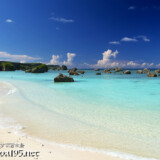 ビーチの波打ち際と点在する津波石-東平安名ビーチ